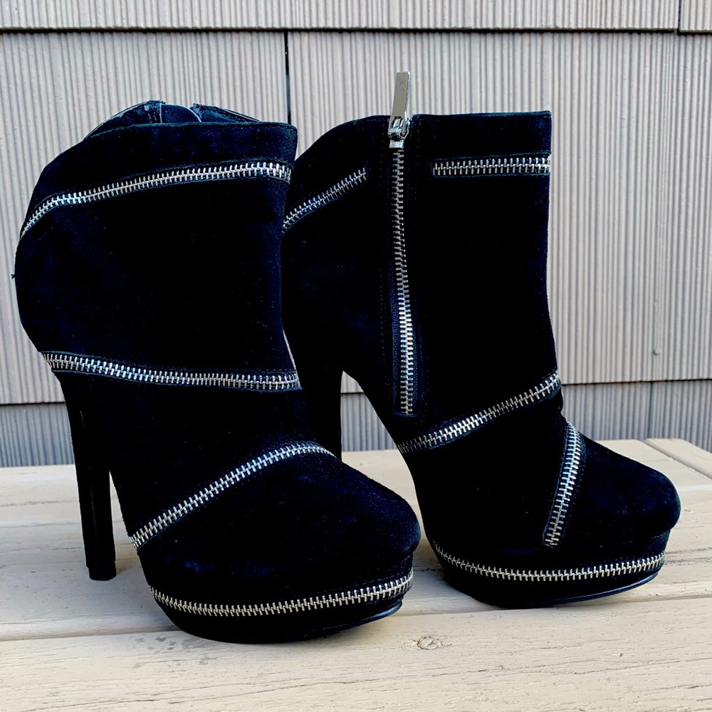 Colin Stuart size 6 black suede zipper detail booties